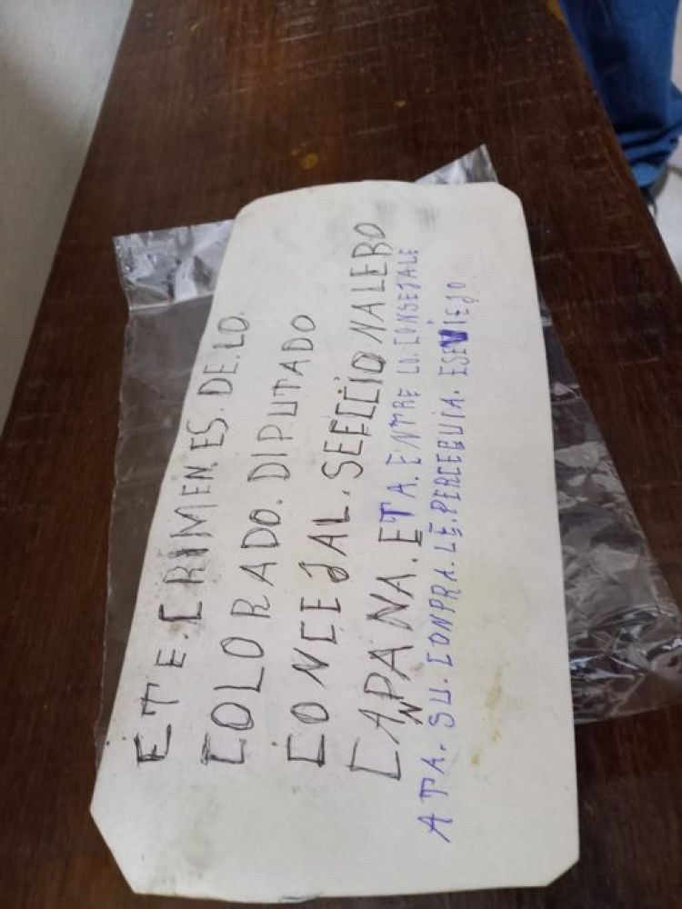 Encuentran extraño panfleto frente a Radio Amambay