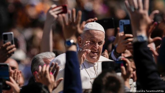 El Papa Francisco lanza la bendición 'urbi et orbi' con la vista puesta en la violencia desatada en Jerusalén