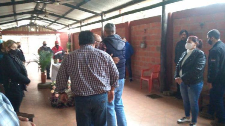 Marito da los pésames a familia de fallecida por caída de puente