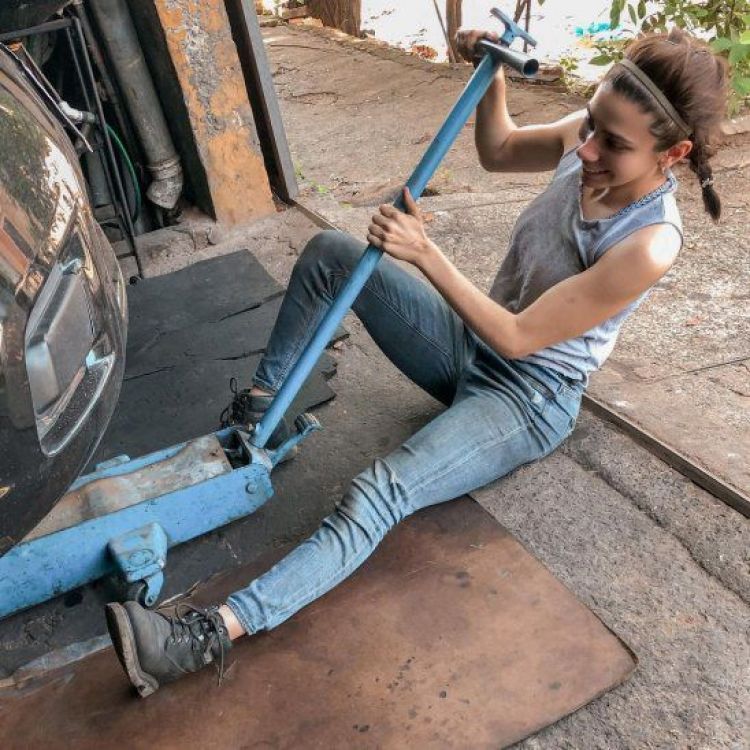 La Mecánica Sexy va a enseñar a reparar autos