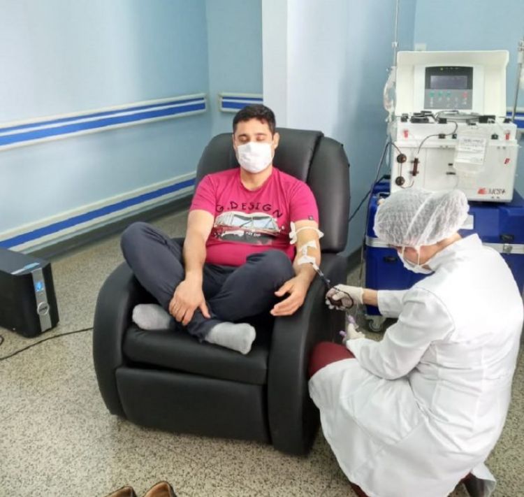 Un médico recuperado del COVID es el primer donante de plasma en CDE