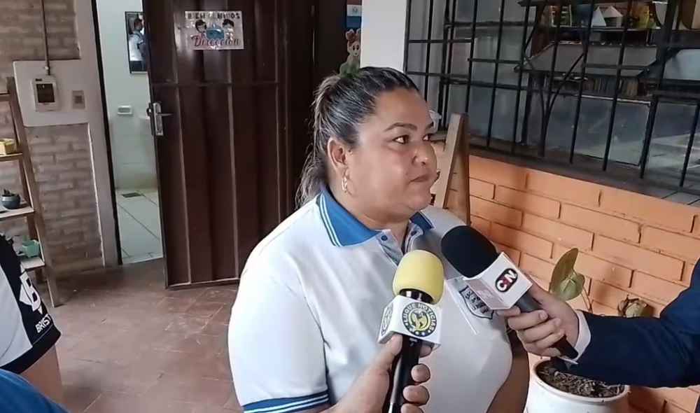 Renuncia directora que ‘pecheó’ a alumnos para reponer celular