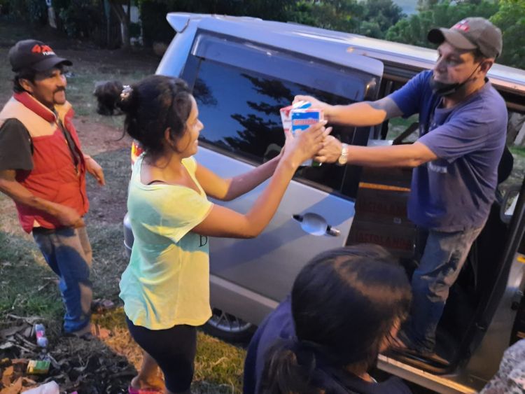 Amambay Yaipotava: Grupo solidario distribuyó leche en Pedro Juan Caballero