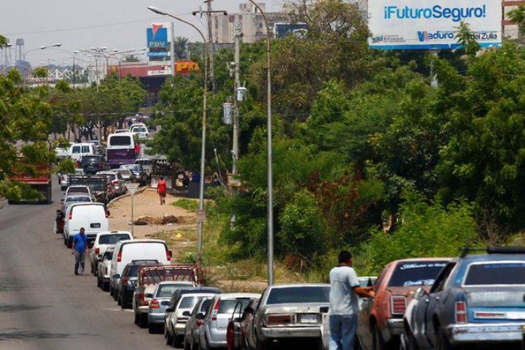 Joven muere baleado en Venezuela en protesta por gasolina