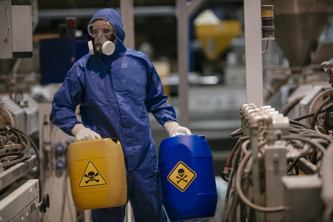 Tener líquido inflamable en un recipiente no regulado puede crear afectaciones, alertan