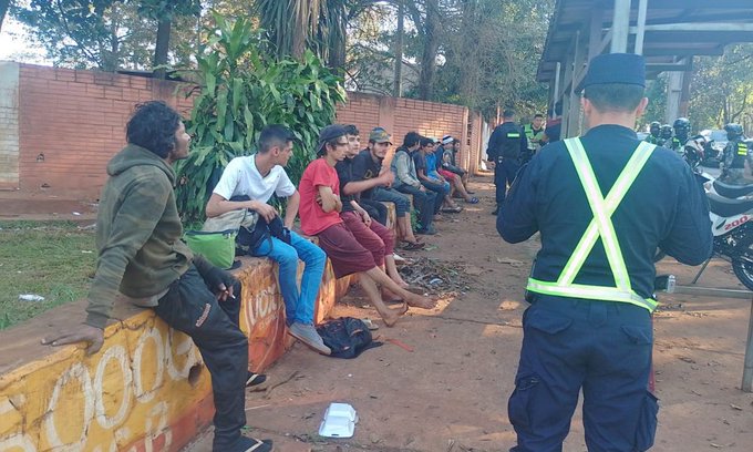 Agentes policiales intervienen guarida de adictos
