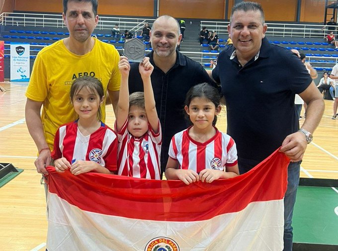 Estudiantes paraguayos logran destacarse en competencia de robótica en Argentina