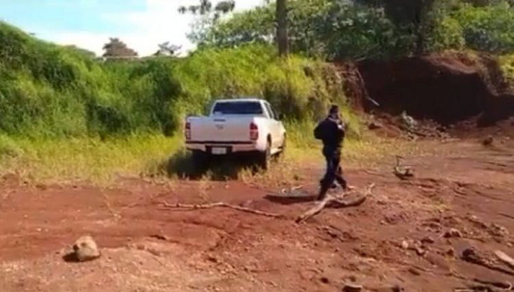 Encuentran abandonada camioneta robada en asalto en Yatytay