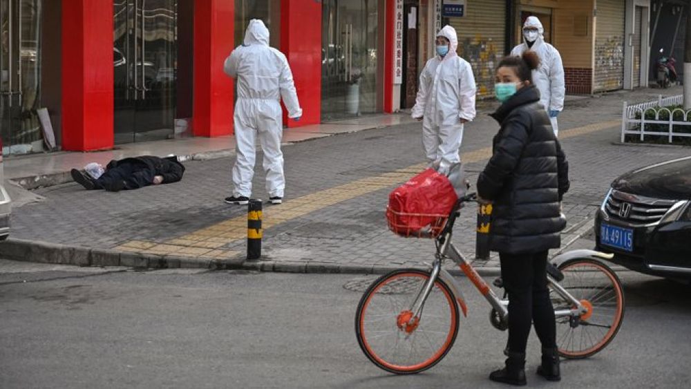 China prohíbe los funerales de los muertos por coronavirus, que ya suman 305