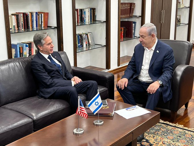 Blinken habla con Netanyahu en Israel sobre la protección de los civiles palestinos