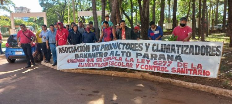 Productores de banana acampan frente a la Gobernación para exigir a Vaesken respete ley