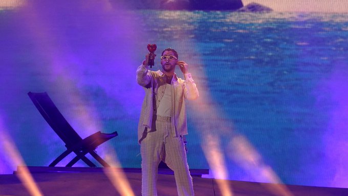 Bad Bunny sorprende al besar a fan en Colombia