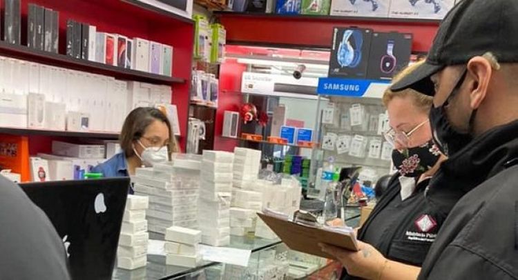 Fiscalía incautó estuches, tomas y cables USB presuntamente falsificados para celulares por valor de G 100.000.000