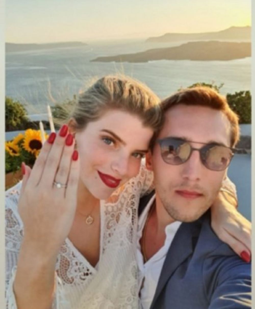 ¡Sol Cartes se comprometió en Grecia!
