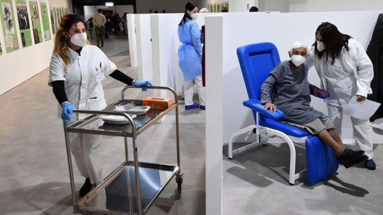 España suspendió la aplicación de la vacuna de AstraZeneca en menores de 60 años