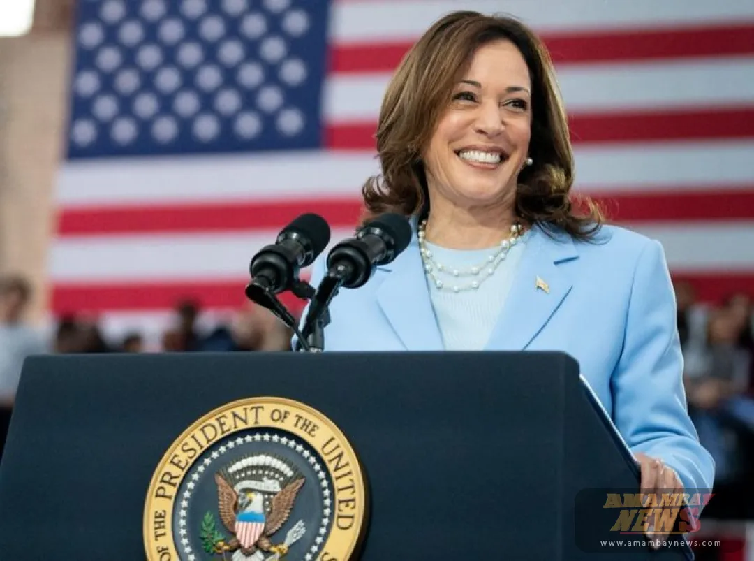 Trump es “un estafador”, dice Kamala Harris en un discurso ante el equipo de campaña
