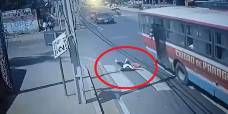 La inseguridad campea: pasajera se tiró del bus para perseguir a ladrón que había robado su celular