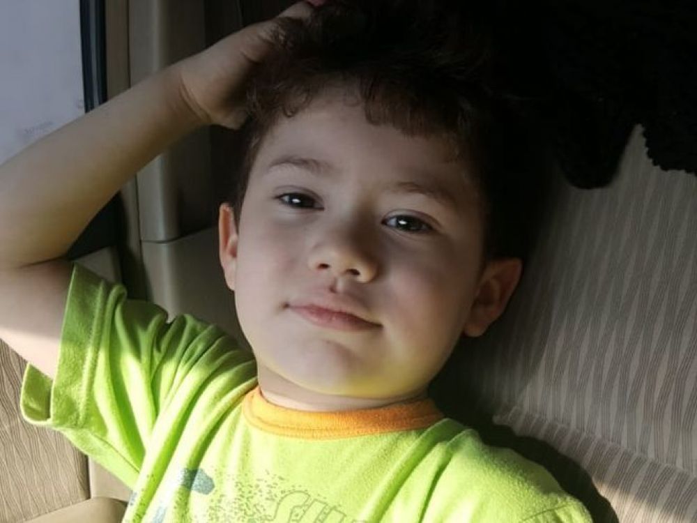 Piden ayuda para localizar a niño raptado por su padre, quien tiene orden de captura