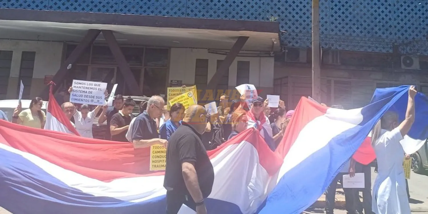 Protestan en el Hospital de Trauma para exigir mayor presupuesto y desprecarización
