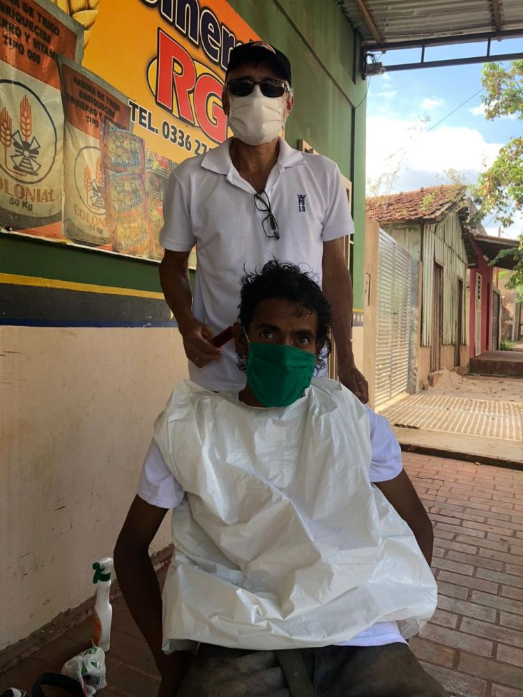Covid-19: José Fleitas usa su tiempo libre para cortar cabello a domicilio y gratis en Pedro Juan
