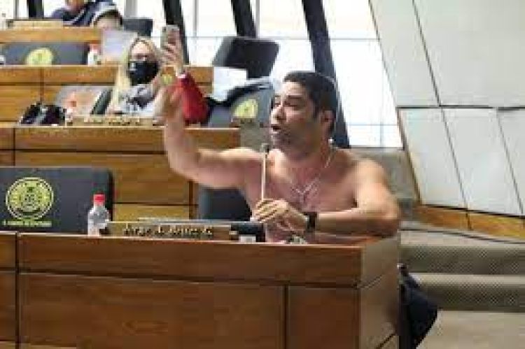 Diputado pide declarar a Facebook como red de censura y anuncia escrache a Zuckerberg