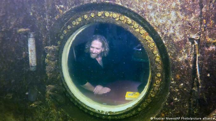 Un profesor de EE.UU. bate un récord mundial al vivir 74 días en un refugio submarino