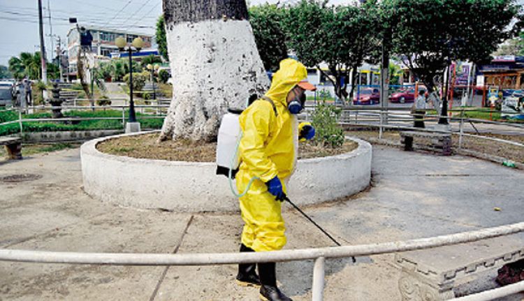 OMS alerta que rociar las calles y a las personas con desinfectante es peligroso y poco eficaz