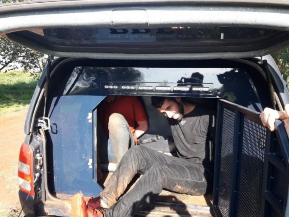 Traficantes de carro incendiado com maconha são presos na mata