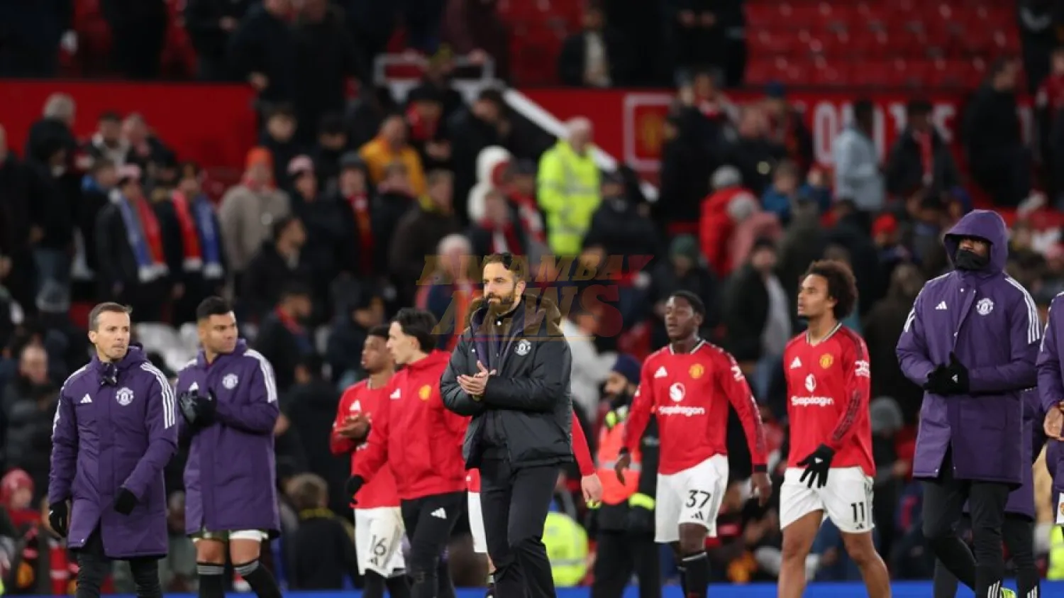 Manchester United logra importante victoria de remontada