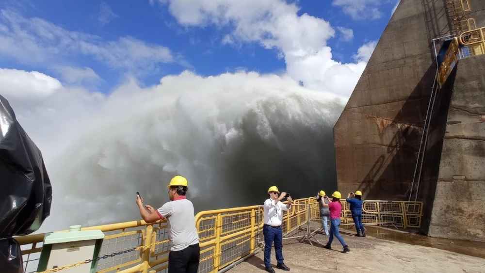 Brasil estaría intentando bajar la tarifa de Itaipú en 11,6%, según revela medio