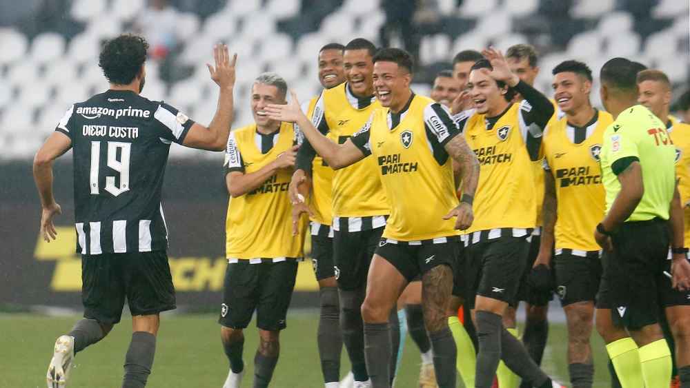 Botafogo vence a Bahía y sigue líder en Brasil