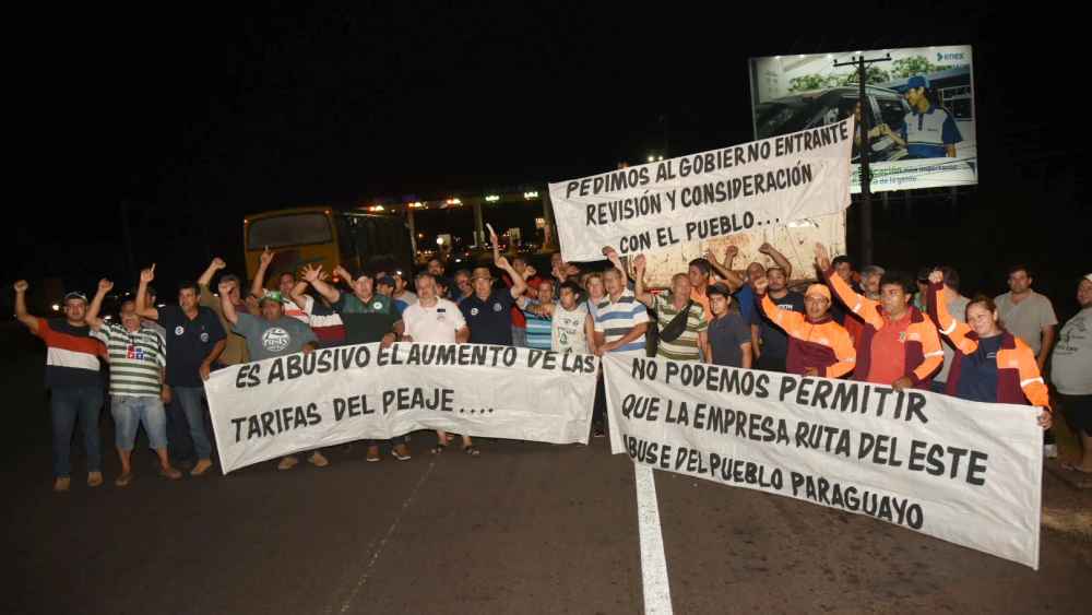 Camioneros en protesta por fuerte aumento del peaje de Ypacaraí