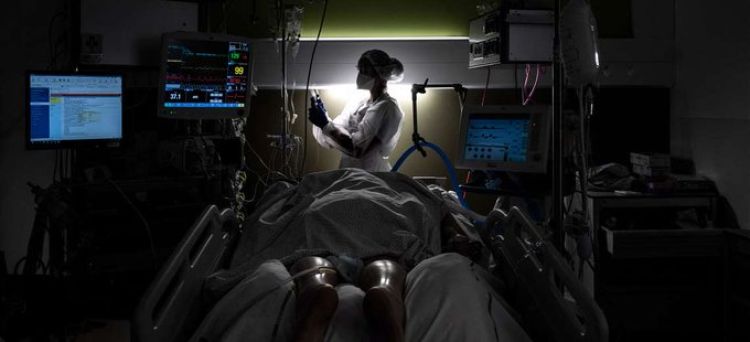 Una mujer con certificado de vacunación falso muere de covid-19 en hospital de Francia