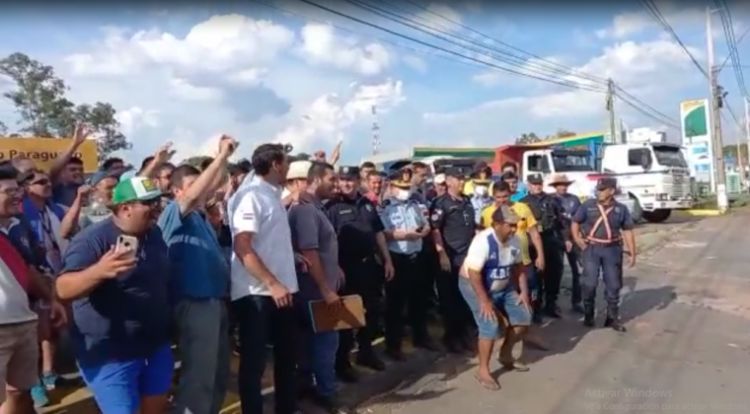 Camioneros levantan las manifestaciones y despejan las rutas