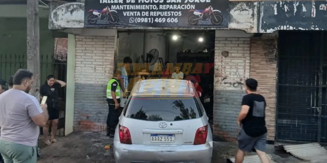Chapista abandona vehículo de su clienta tras chocarlo contra un taller
