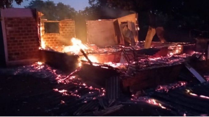 Un hombre habría incinerado su vivienda con su pareja y su hijo dentro
