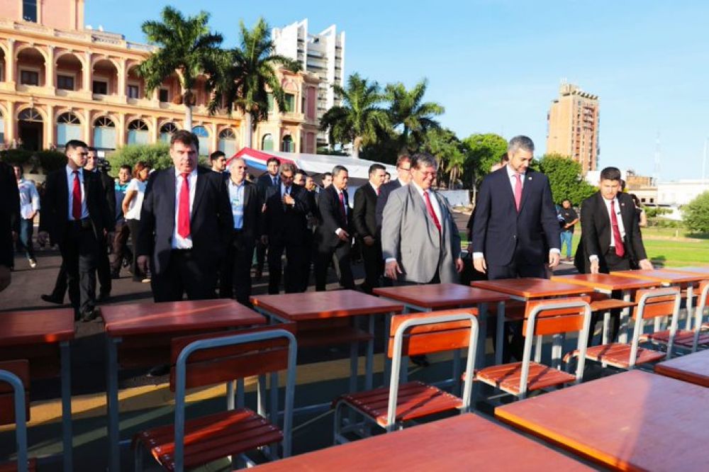 Yacyretá entrega 5.000 sillas con pupitres al MEC