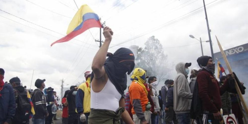Presidente de Ecuador decreta toque de queda y militarización en Quito