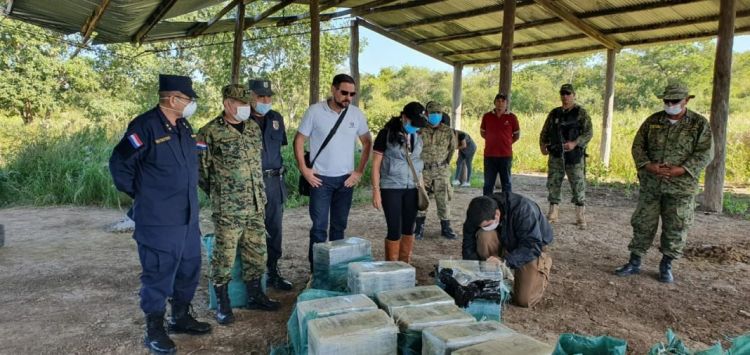 Incautan 385 kilos de cocaína y una avioneta abandonada en Bahía Negra