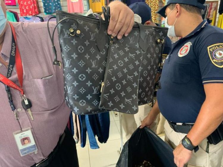 Incautan prendas y accesorios falsificados de tienda cercana a la Terminal de Asunción