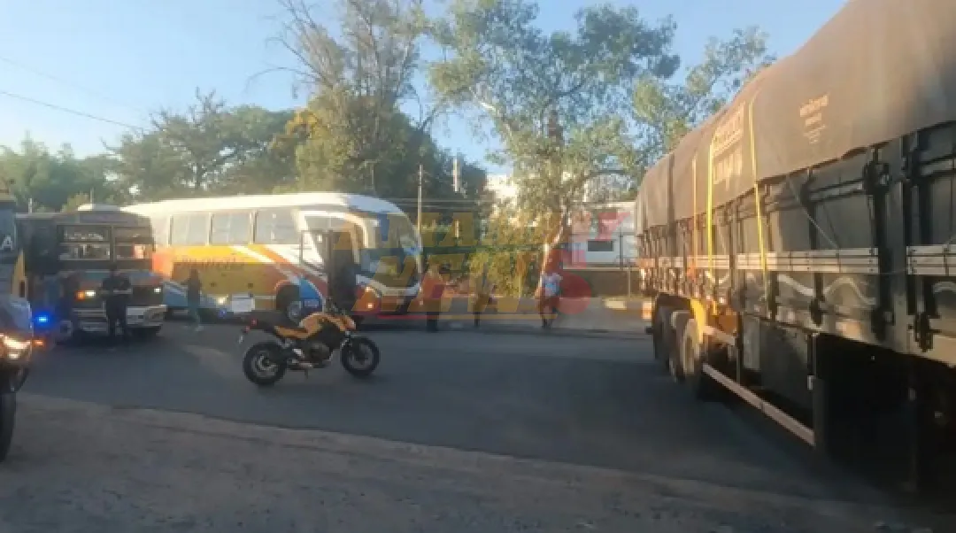 Camión descompuesto bloquea tránsito en la ruta PY02