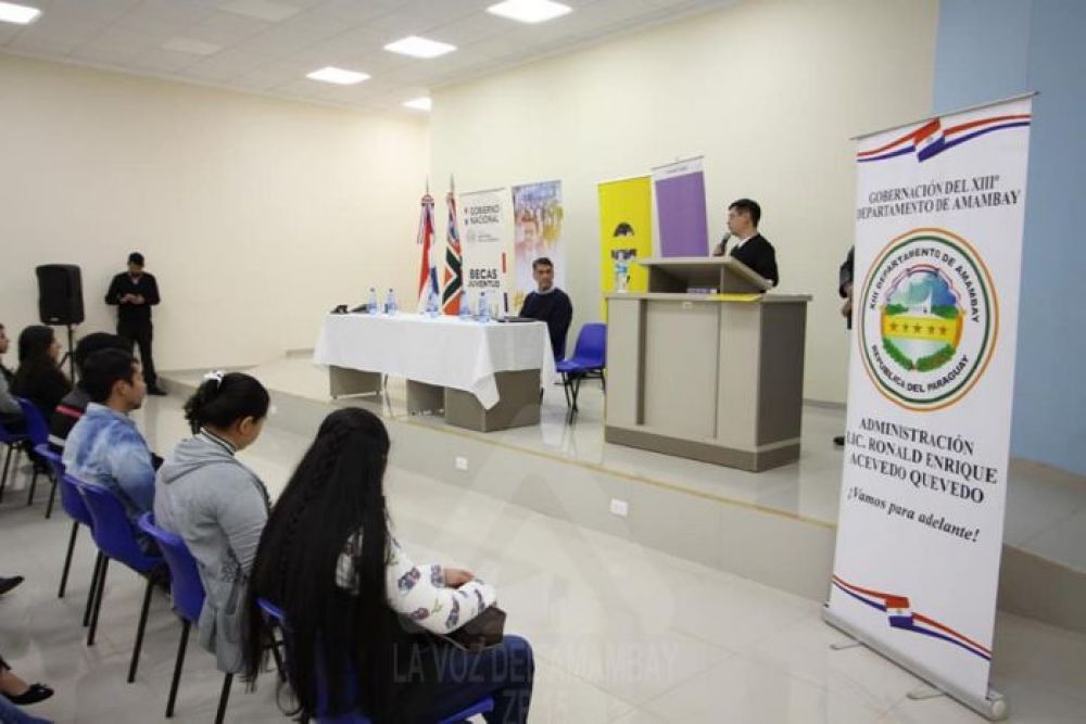 29 estudiantes recibieron sus becas por primera vez