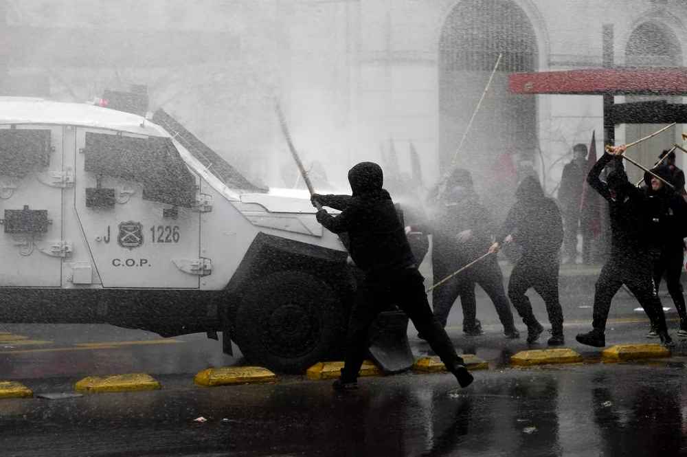 Vandalizaron La Moneda en víspera del aniversario del golpe contra Allende
