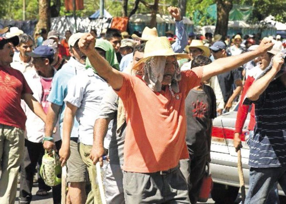 Campesinos llegan a Asunción para marchar mañana a favor del juicio político