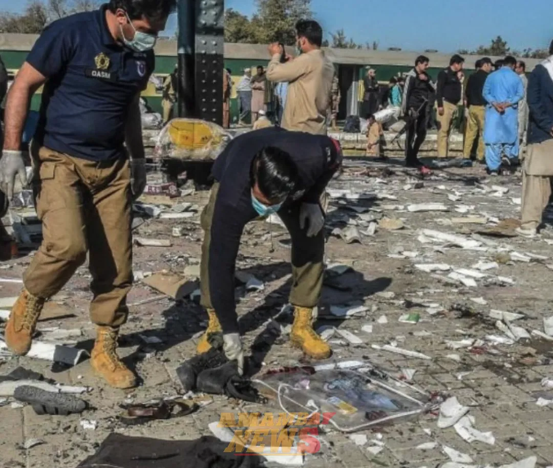 Ataque a estación de tren deja decenas de muertos en Pakistán