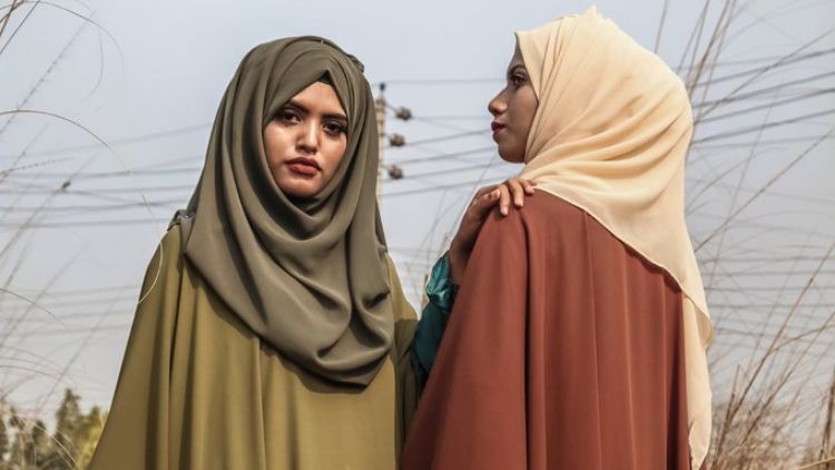 Arrestan a jóvenes en Irán por retirar su hijab