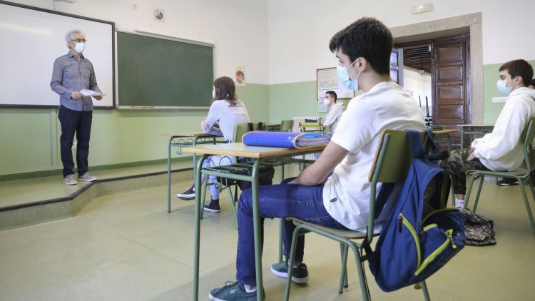 Piden que docentes sean prioridad en el esquema de vacunación