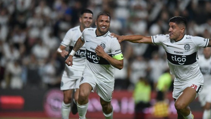Richard Ortiz pone líder del Clausura a Olimpia