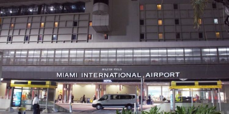 Vuelo de Miami finalmente no despegó por problemas técnicos con el avión. Compatriotas siguen varados