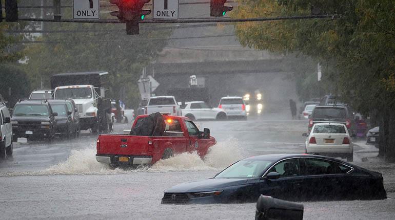 Nueva York en alerta por lluvias e inundaciones que afectan a los medios de transporte